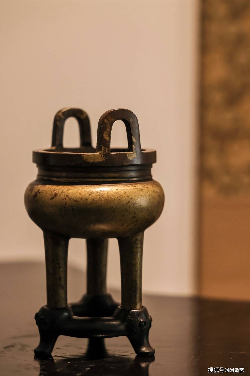 书斋清供,古拙端庄,三足铜香炉_工艺_青铜器_铜质