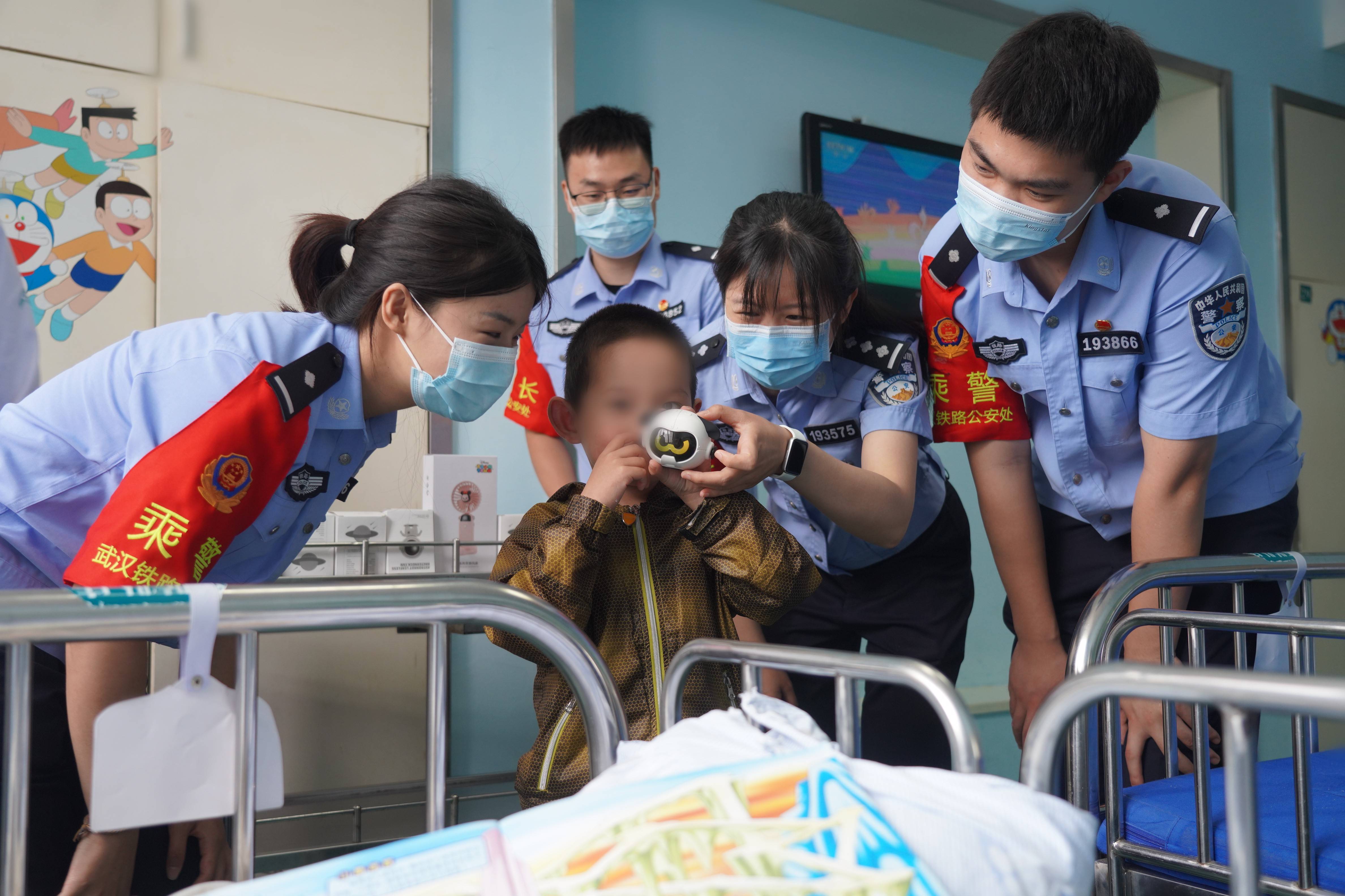 5月31日上午,在"六一"国际儿童节到来之际,武汉铁路公安处汉口乘警