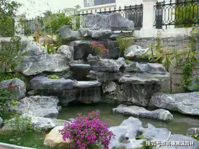 堆叠太湖石构筑假山,古代造园者将大自然的缩影引入有限的空间