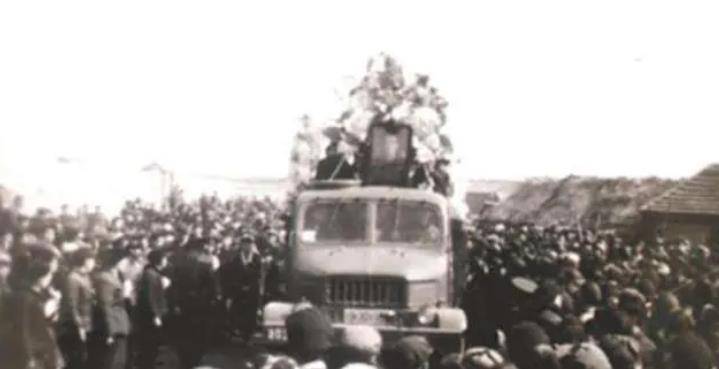 1964年,焦裕禄病逝,出殡之日10万人到场,有人跳下墓坑阻止下葬