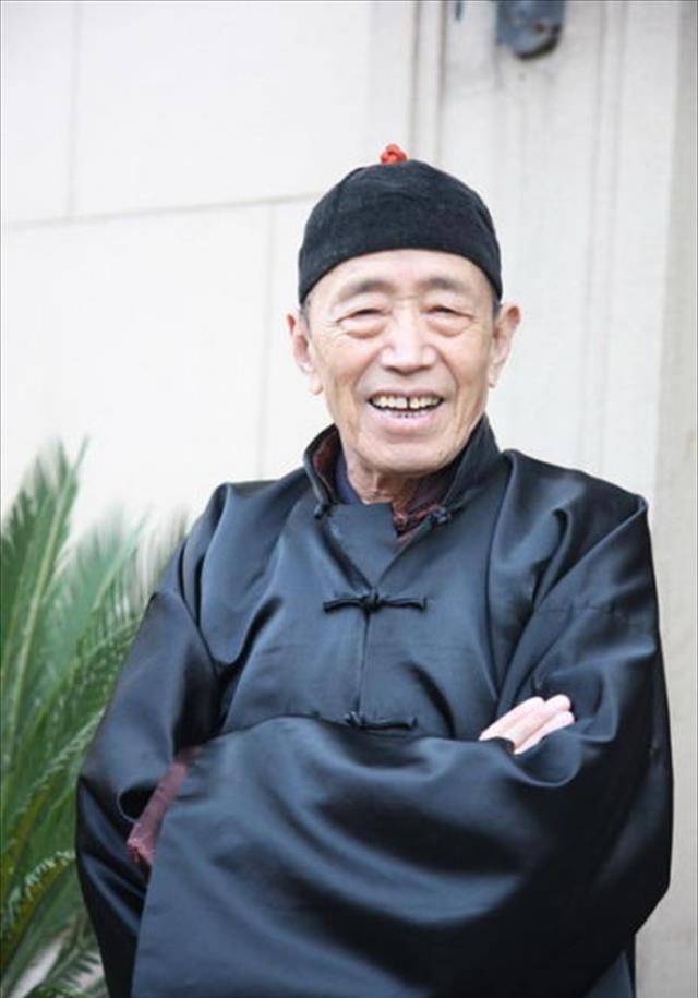 姚贝娜墓地:鲜花环绕祭拜者络绎不绝,少女铜像让人心生怜惜