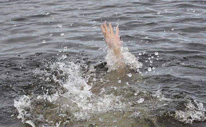 男子救人不幸溺亡,落水者家人跪谢其父母:我儿子给你们养老送终