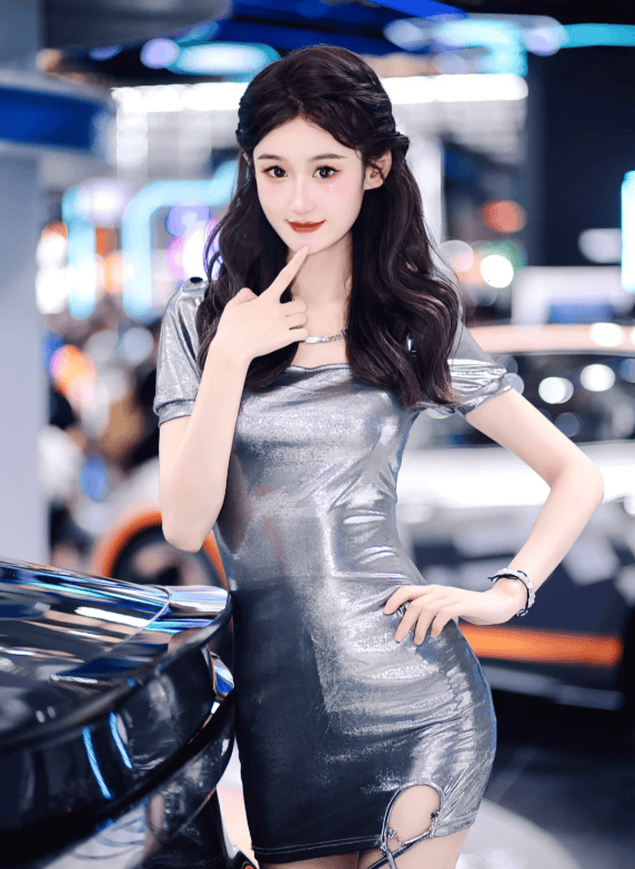 漂亮车模!小巧与端庄的融合