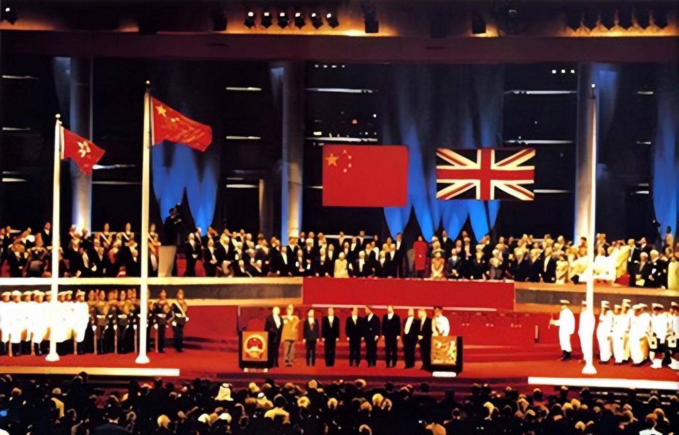 1997年香港回归前夜,英国30艘军舰犯境挑衅,中方:硬碰硬谁怕谁
