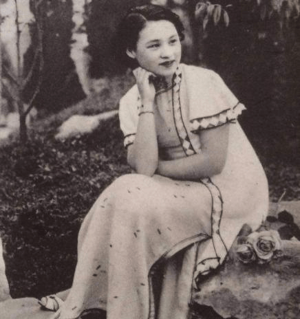 原创民国女性独具韵致,其淡雅之美从何体现?从一件随身物品说起