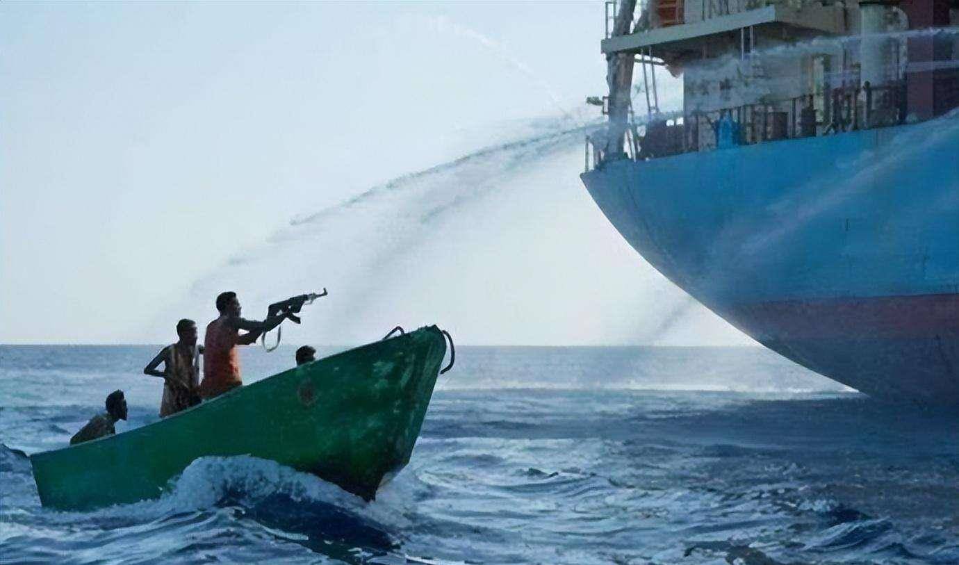 索马里海盗出海打劫,不料偶遇俄海军,俄军做法简直大快人心!