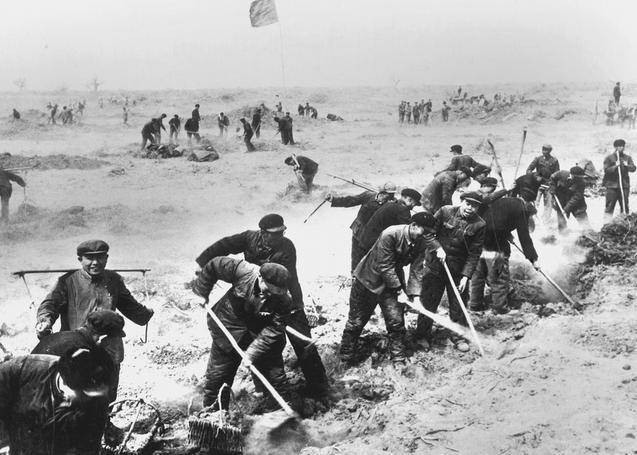 秦基伟正在农场监督劳动,岗哨通知外面有人找,他想:什么事呢?