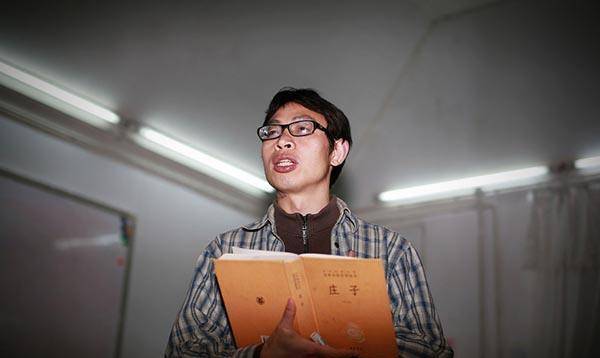 范跑跑事件:汶川地震丢下学生逃跑,责任推卸学生,如今过的如何
