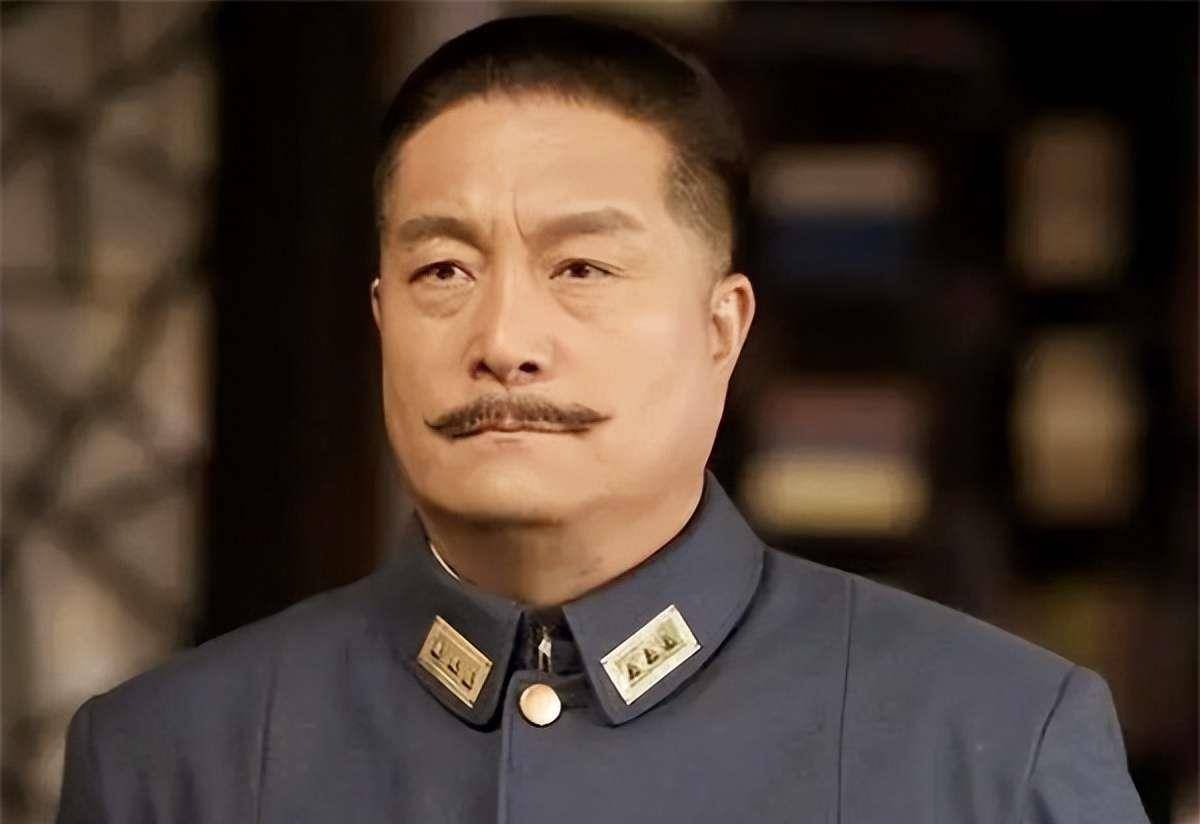 清明节,王卫国和家人前往附近的小卖部采购纸钱和元宝,为已故亲人祈福
