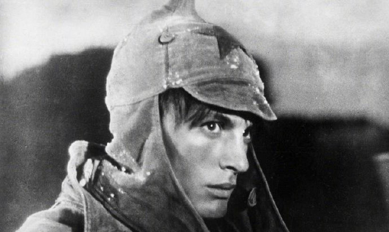 保尔·柯察金剧照当这本书传到中国后,吴运铎的战友们就说,书中的保尔