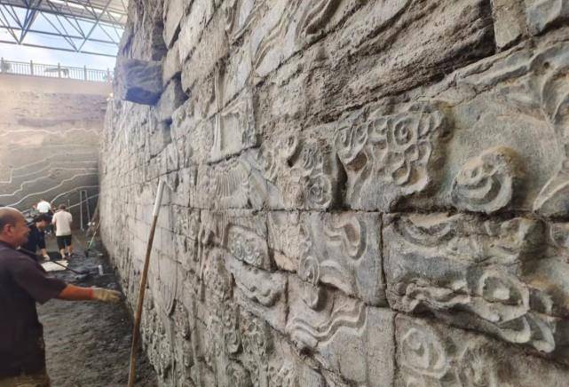 而开封北宋州桥遗址考古发掘现场出土的大量的瓷片,更是印证了这一点