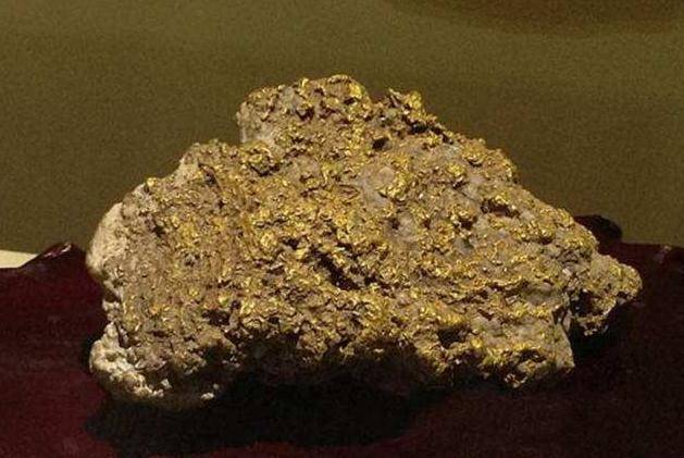 新疆的一位牧民捡到"金块",有人出价600万,他却"躲"了起来