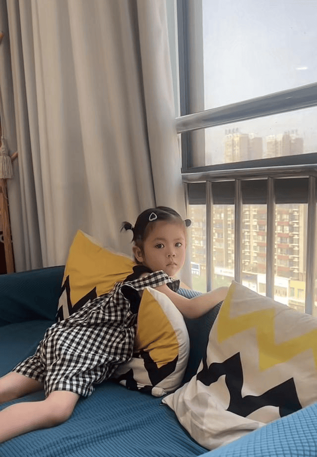 陕西渭南三岁半女童在自家门口失踪已经两个多月,至今仍杳无音信