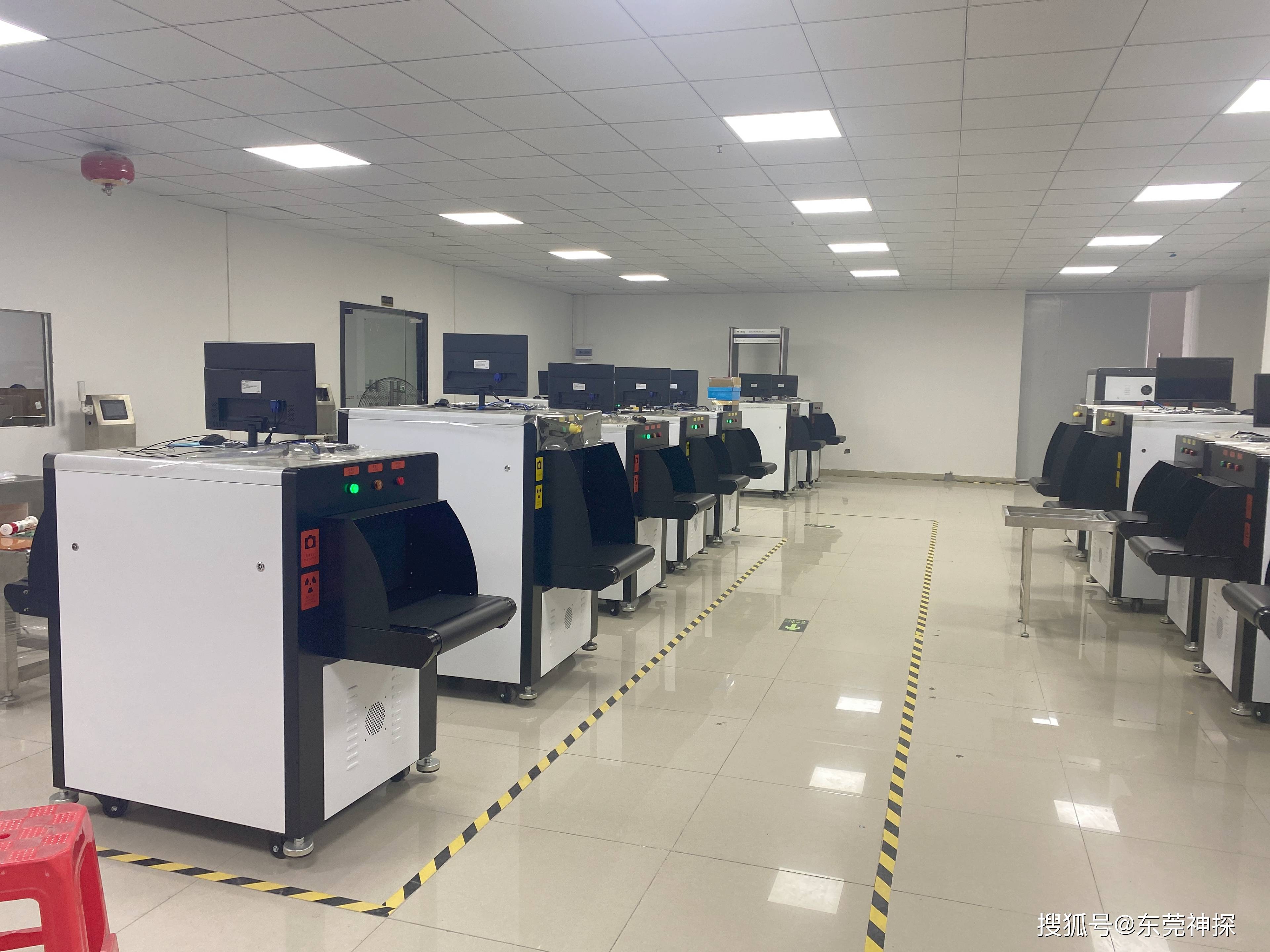 安检机器是一种利用x射线或其他电磁波对物体进行扫描的设备,它可以