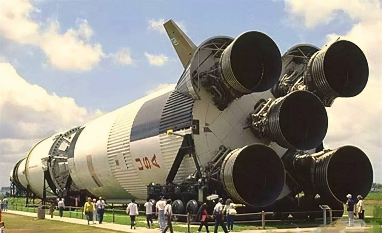 我们的登月舱比阿波罗登月舱小的多,美国以前有火星5号 大推力火箭,这