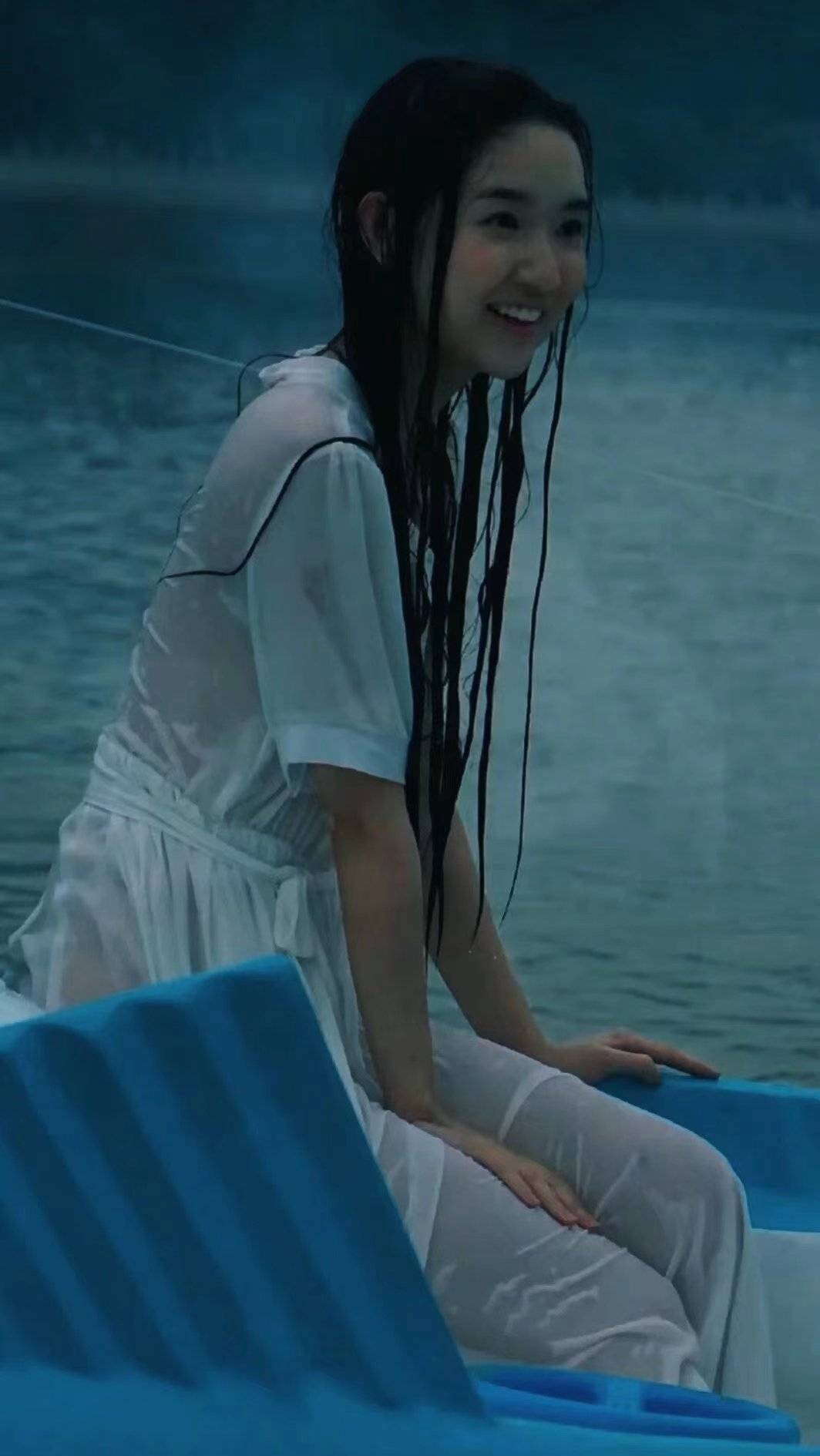 这样的女孩谁能顶得住嘛!湿身诱惑王玉雯