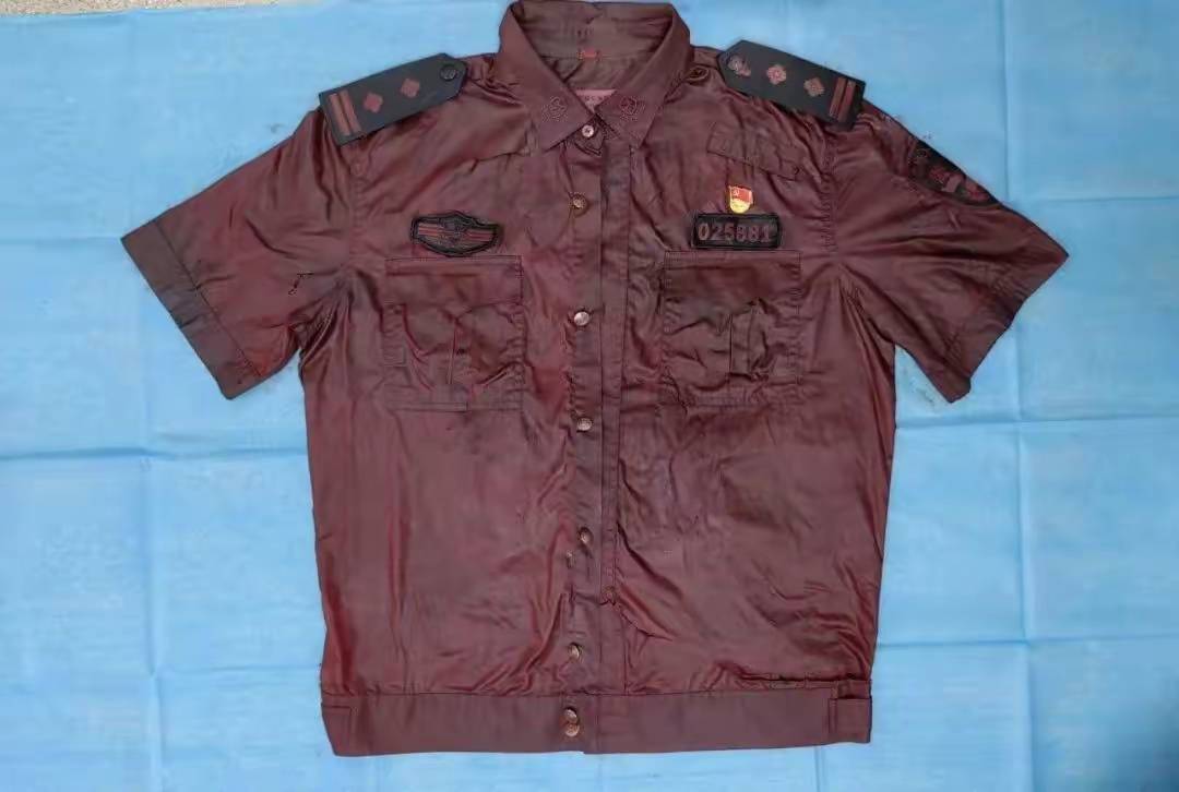 那件被血染红的警服,无一不在彰显邱建军舍身为民,不怕牺牲的大无畏