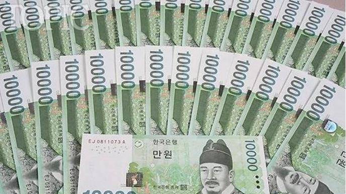 东南亚绝大多数国家和地区的货币贬值了30%～50%,最高的印尼盾贬值
