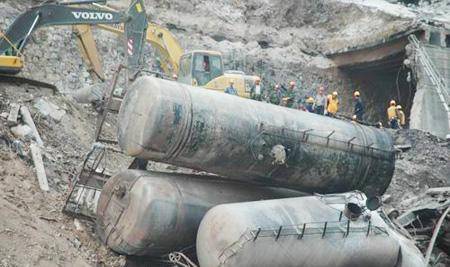 1976年宝成铁路起火事故:620吨油剧烈爆燃,隧道内75人葬身火海