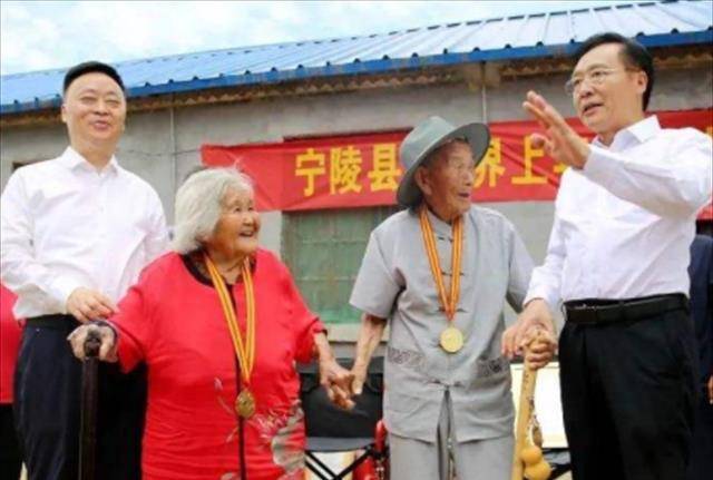 丈夫119岁,妻子114岁,河南夫妇已经六世同堂,一家有120多口人