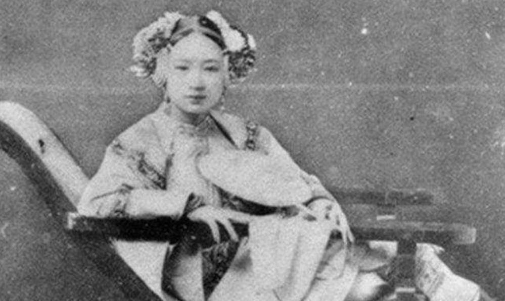 她被迫从妓,3次嫁人从良,却3次丧夫,晚年穷困潦倒,病死家中