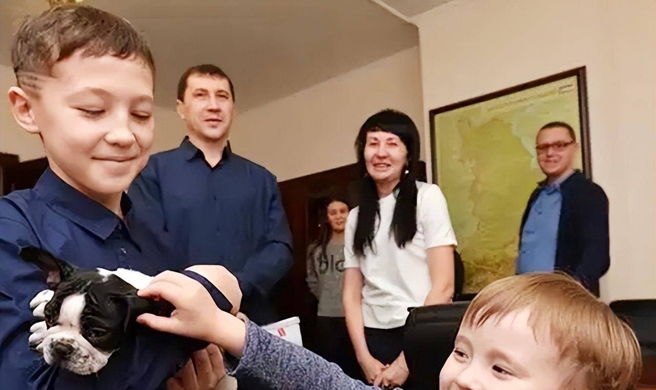 2020年俄罗斯重病男孩许愿抱抱熊猫,普京竟被难住,最后如何解决