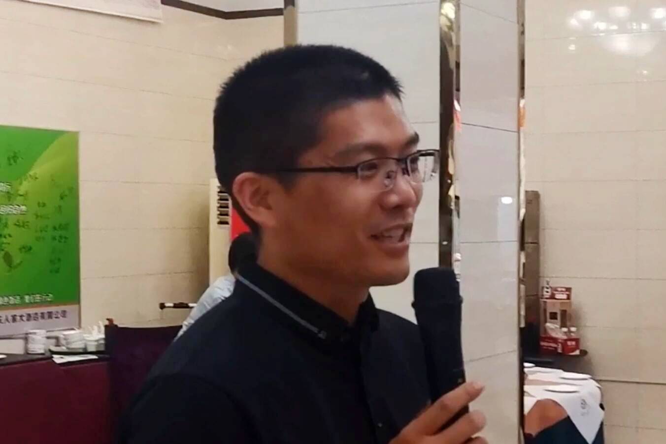 今世缘酒业李天龙先生介绍了公司概况并对省文促会艺委会文化进企业