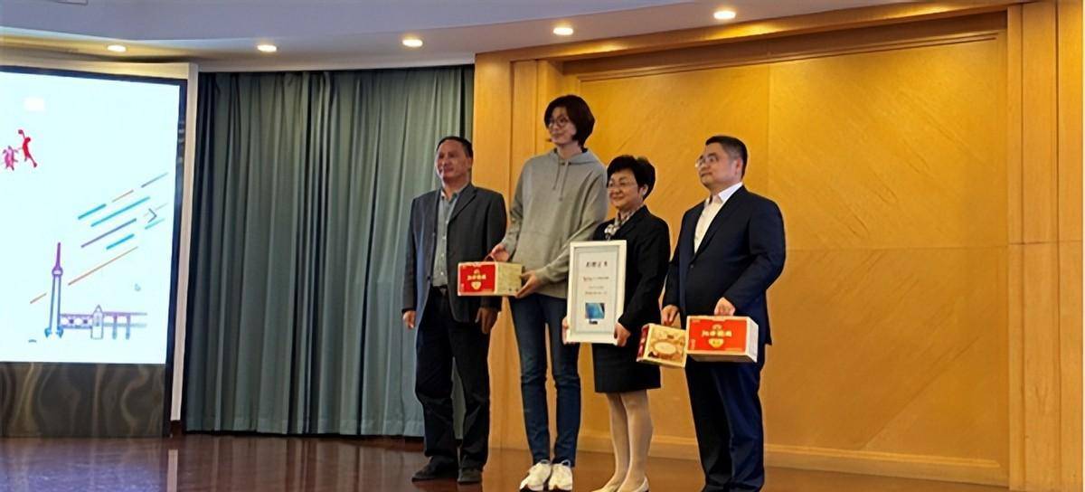 嫁给2米26的姚明是什么感觉?叶莉的回答让人感动