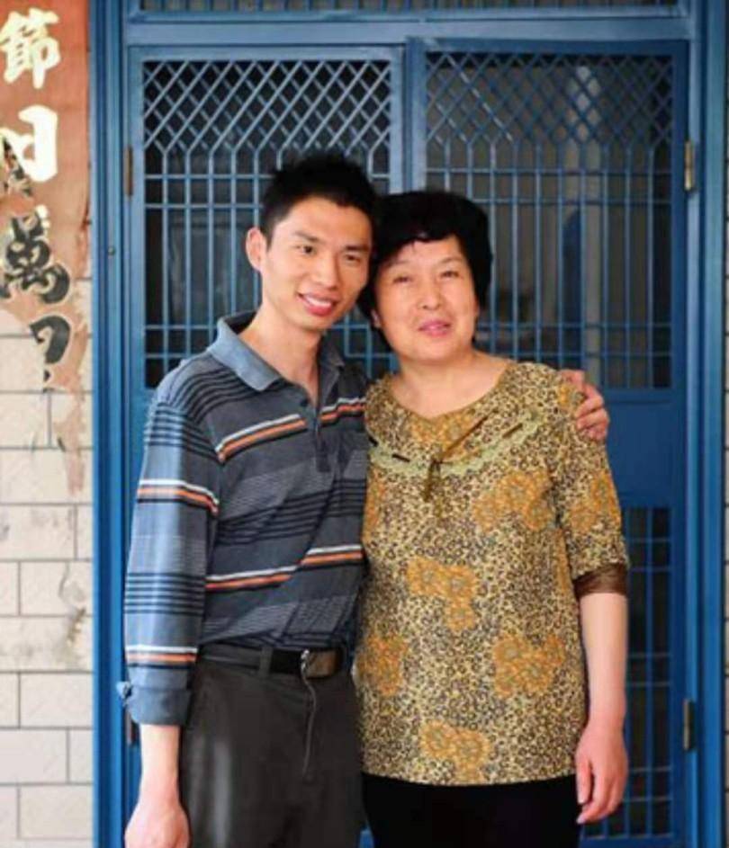 12年前,暴走妈妈割肝救儿感动中国,如今他们一家怎么样了?