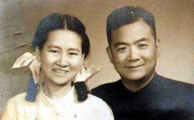 "雪子"与"乐子"1954年4月30日,文洁若和萧乾结婚,两人并没有举行婚礼