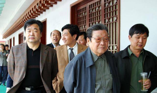 他曾任青海省委书记,61岁调任山东,任省委书记兼省长,活到99岁