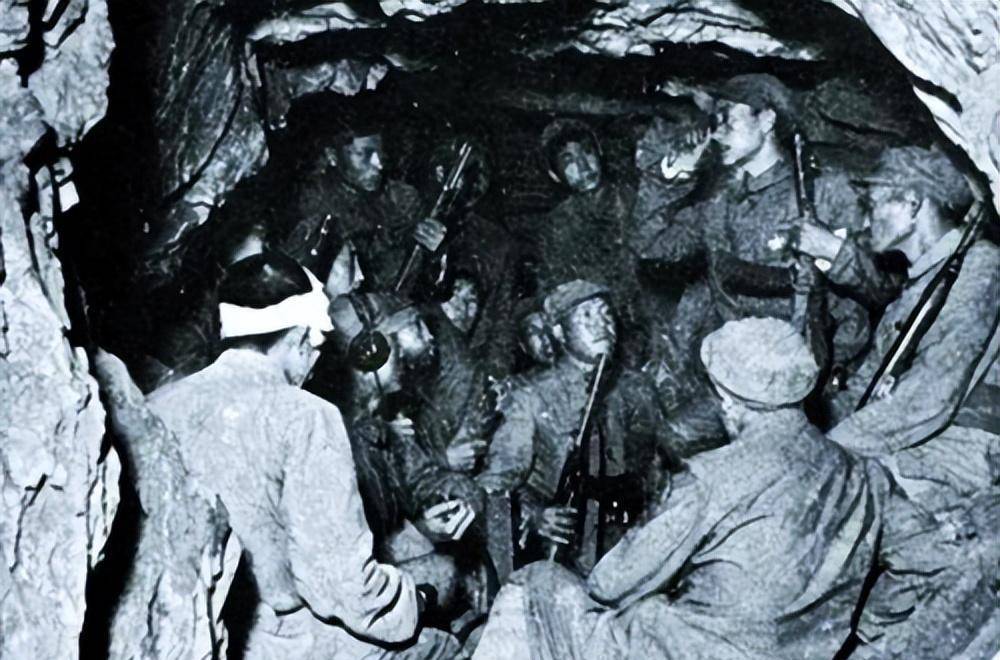 坑洞里很多战士年龄都还比较小,每次作战前,都会请求刘禄曾能给大家唱