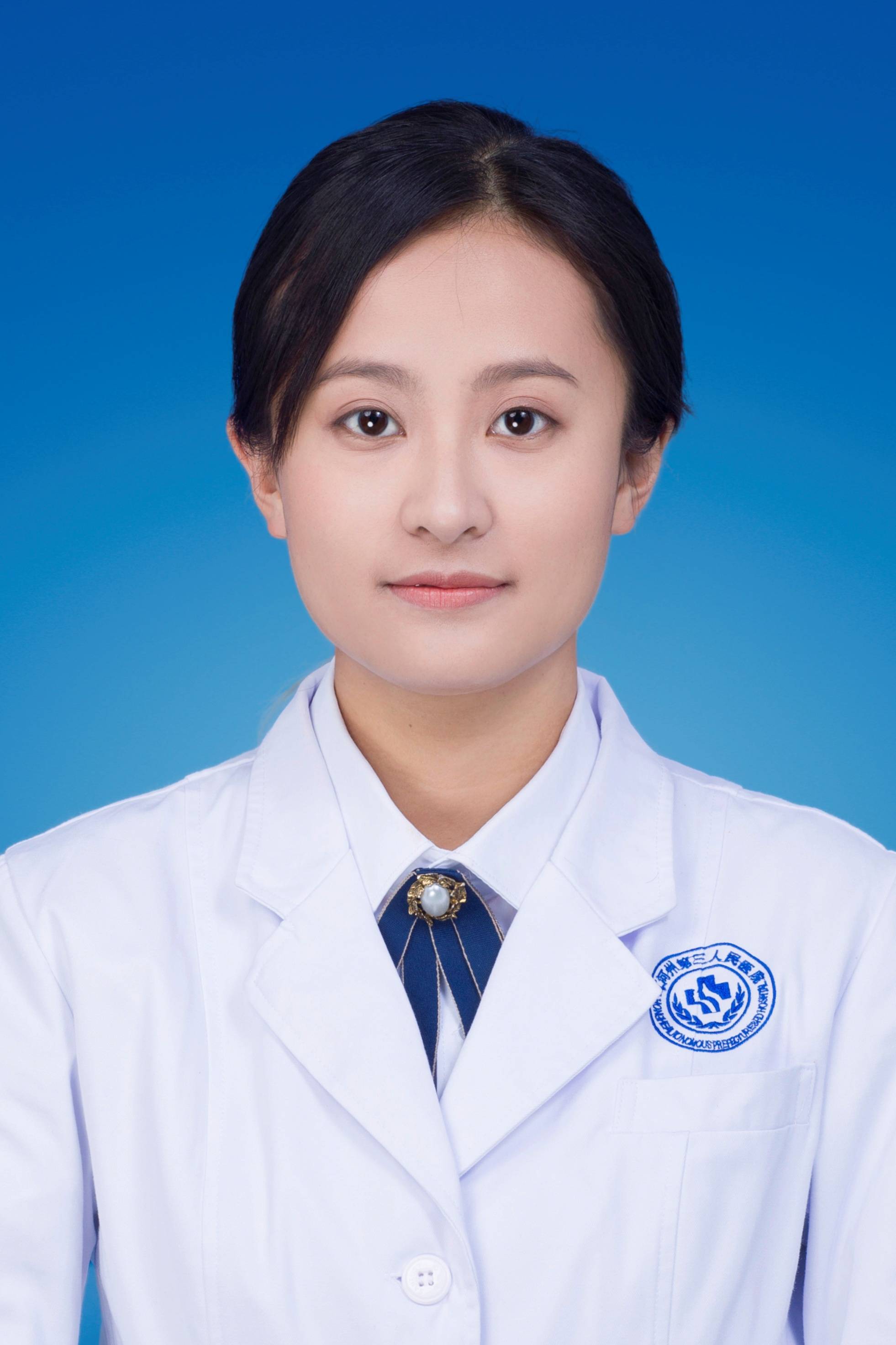 李苒,女,彝族,云南省石屏县人,昆明医科大学本科毕业,现为红河州第三