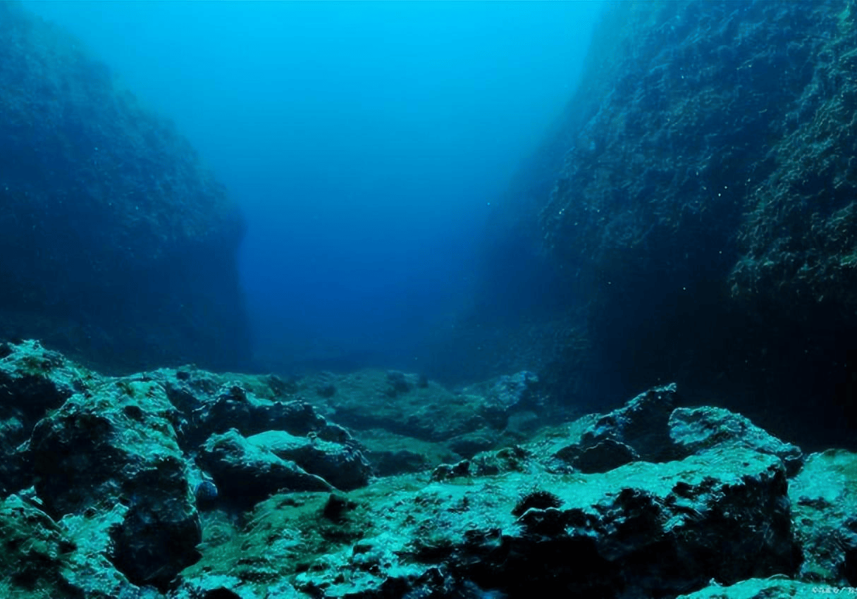 下潜到1万多米的海底,科学家发现了不该出现的东西,人类需警惕