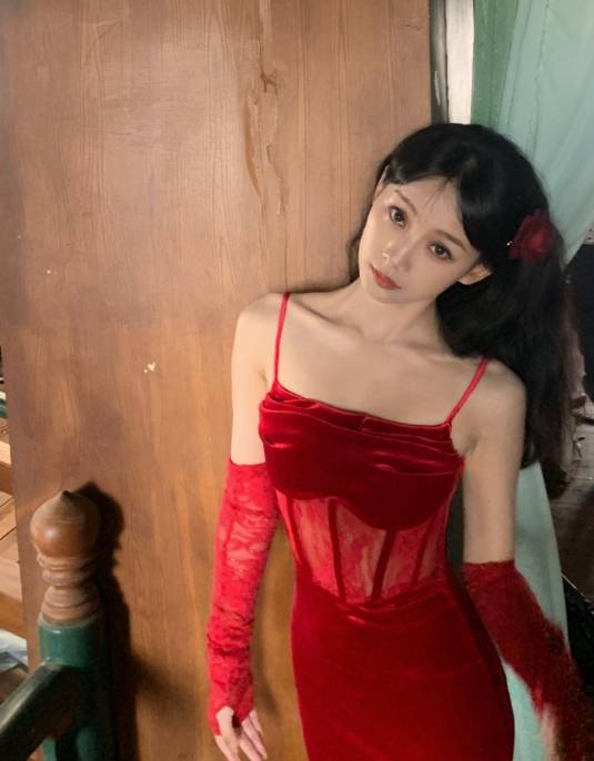 鲁照华全新形象亮相,性感淑女风引粉丝热议