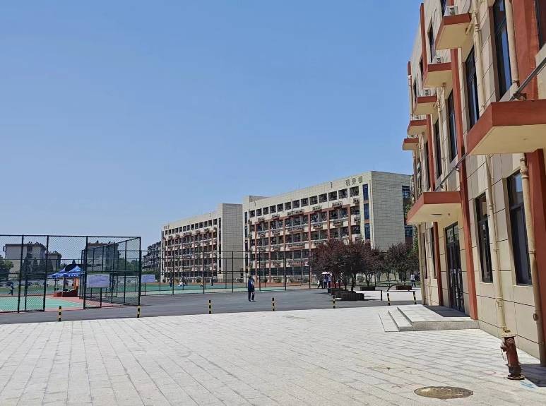 教育和体育局批准成立的普通高级中学,位于铜陵市东部城区新桥办事处