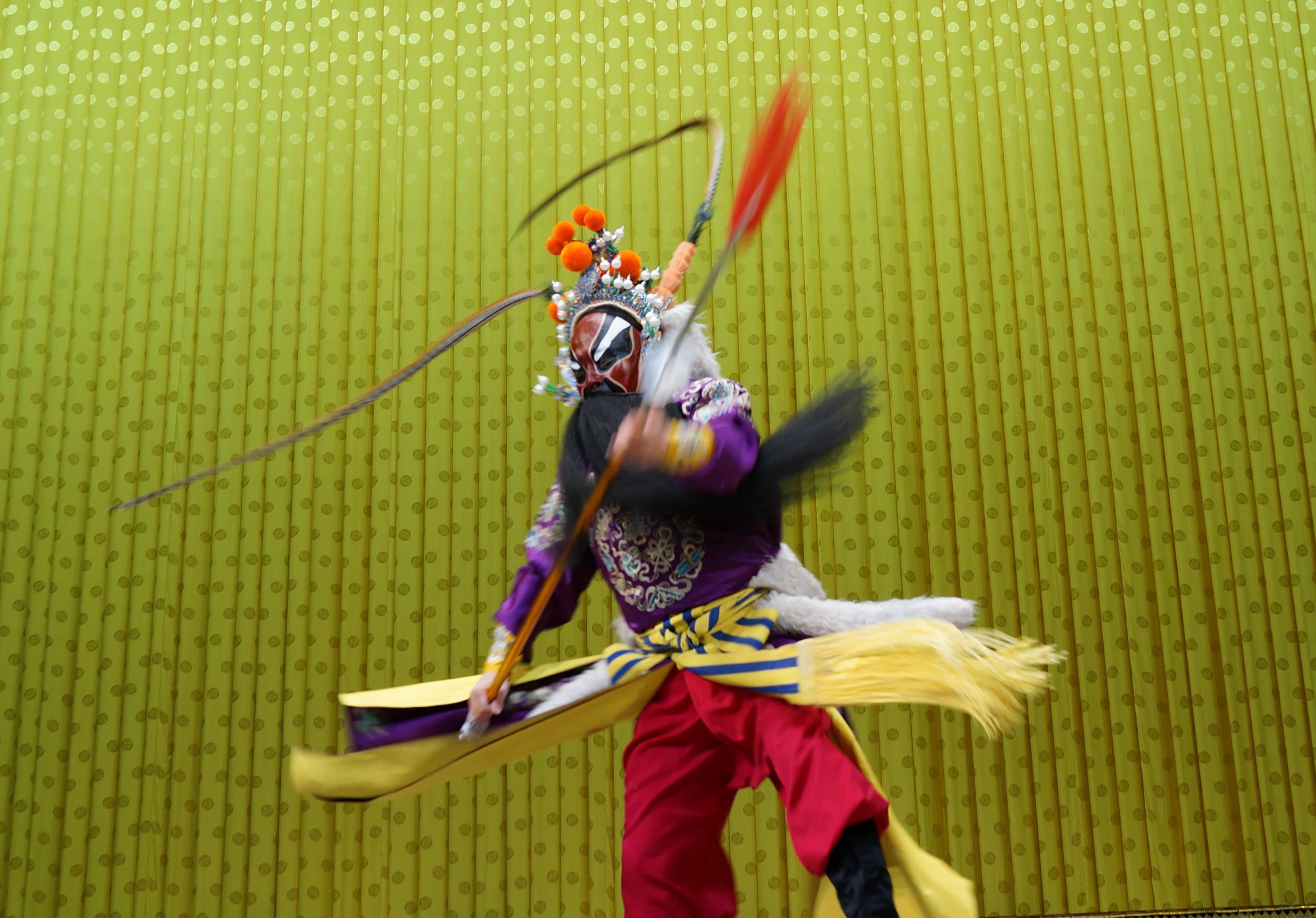 京剧《花蝴蝶》,这一招一式的精彩武打