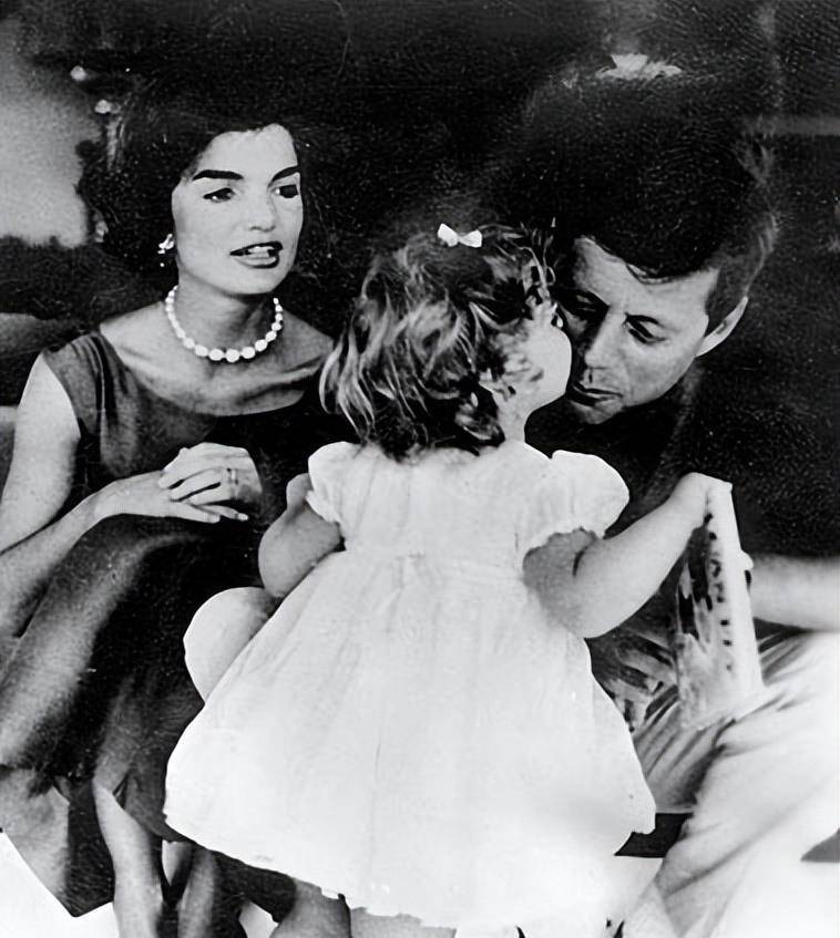 原创1963年肯尼迪葬礼:3岁儿子向灵柩敬礼,杰奎琳和6岁女儿长跪不起