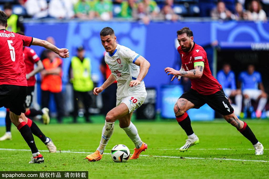 欧洲杯早报 葡萄牙出线C罗成历史助攻王 卢卡库上演0球3祝