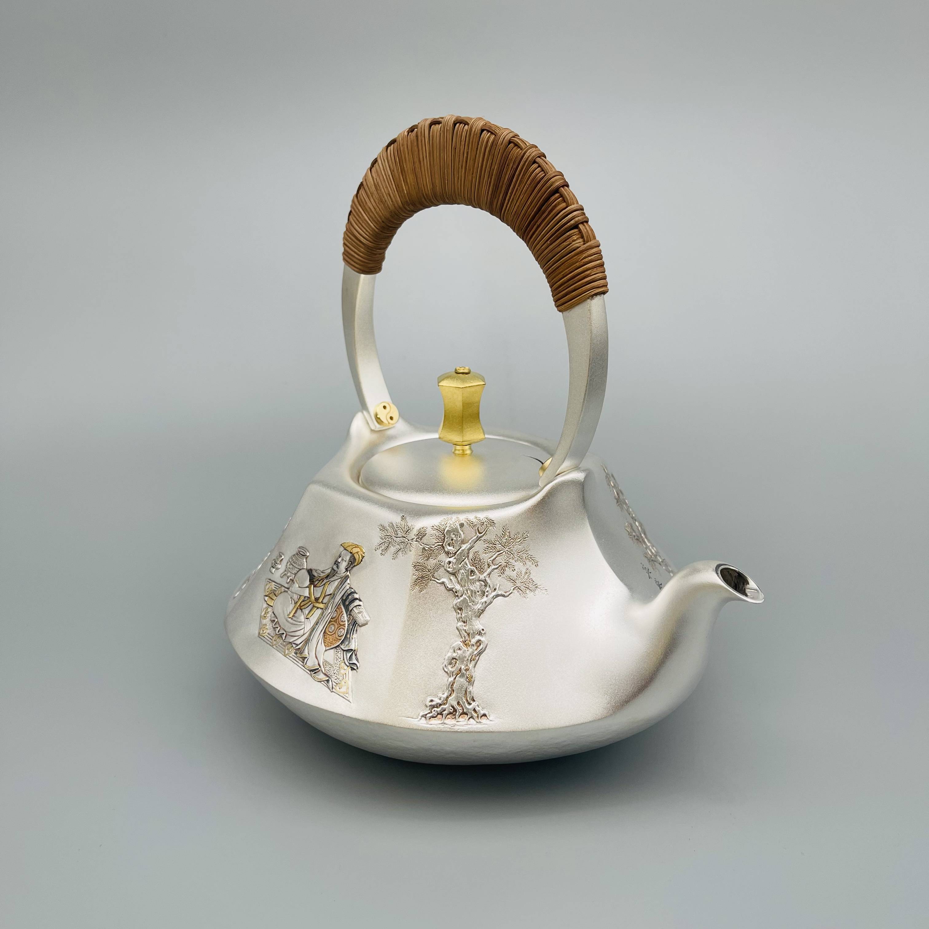 第二,雪花银,第三嵌金嵌银不说了,嵌的还是人物,人物在任何艺术形式