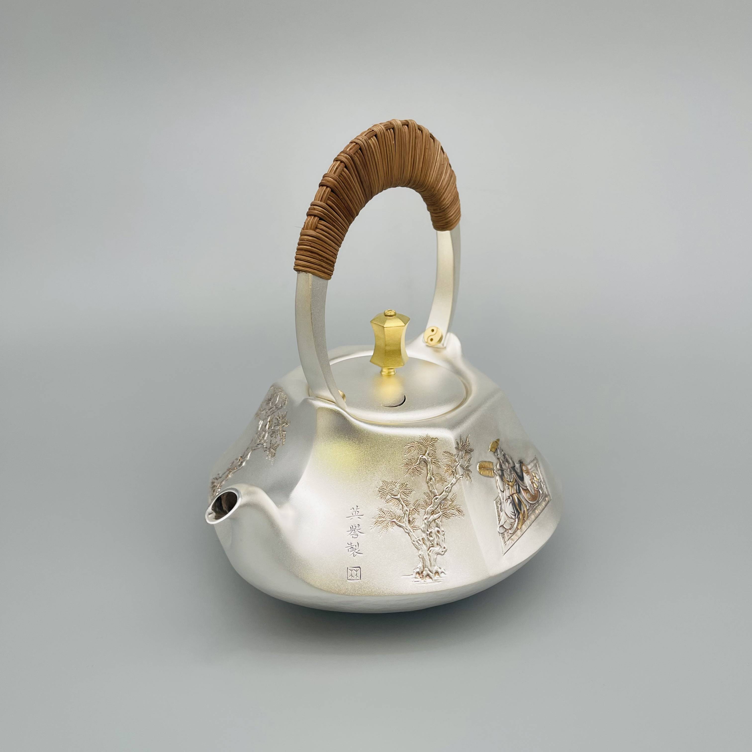 第二,雪花银,第三嵌金嵌银不说了,嵌的还是人物,人物在任何艺术形式