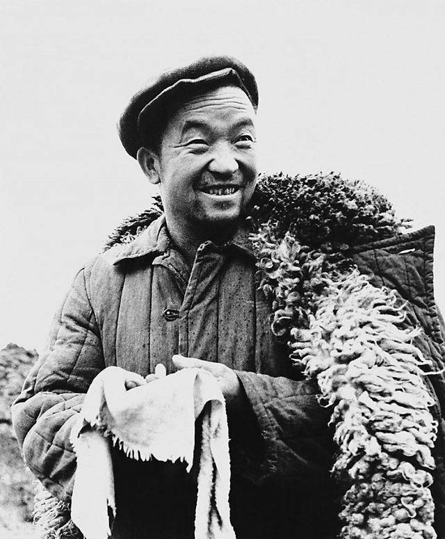 "铁人"王进喜47岁因病去世葬入八宝山,5个子现在怎么样了?