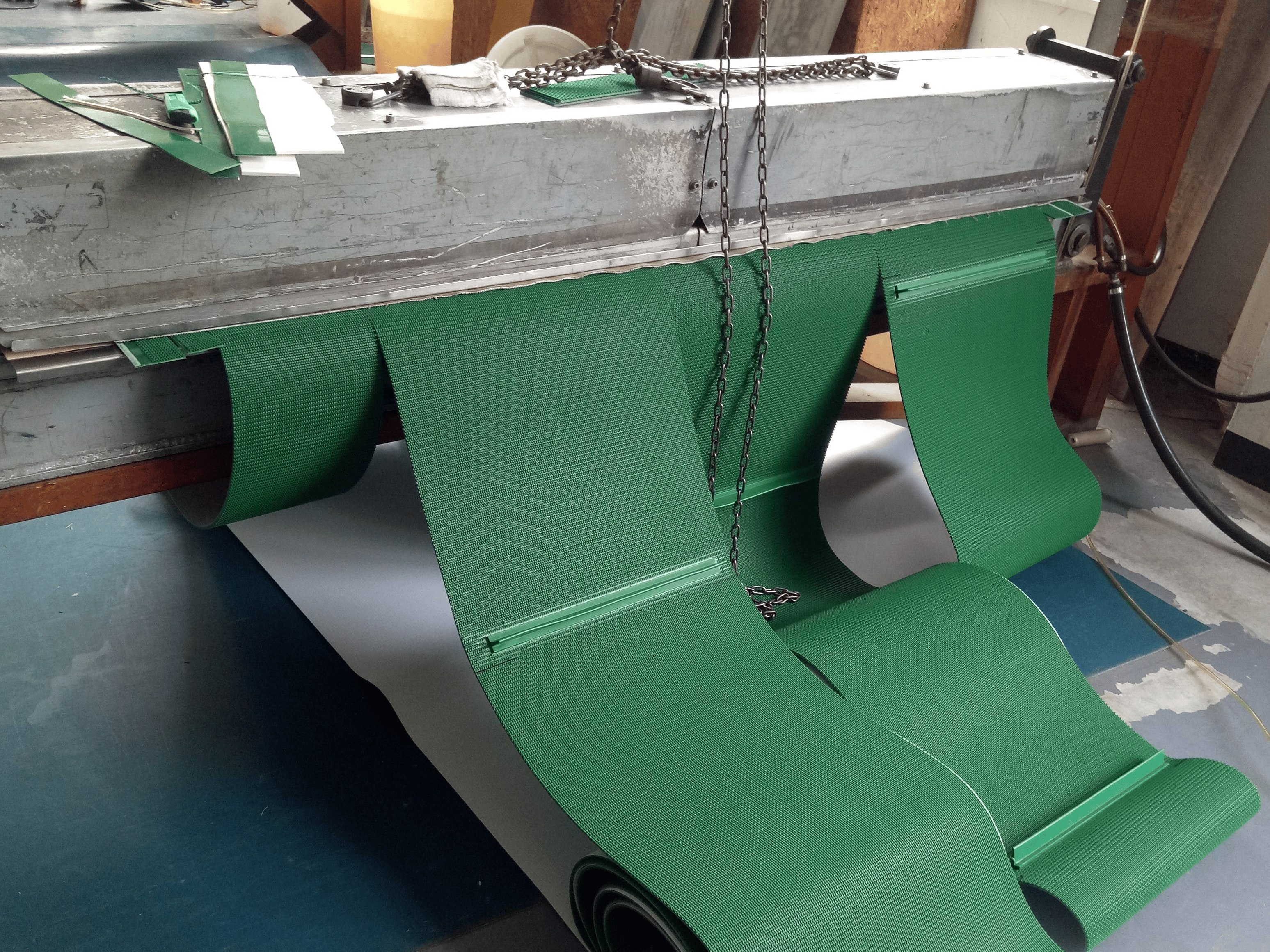  p> strong>三种输送皮带粘接方法 /strong> /p> p>输送带接头的方式