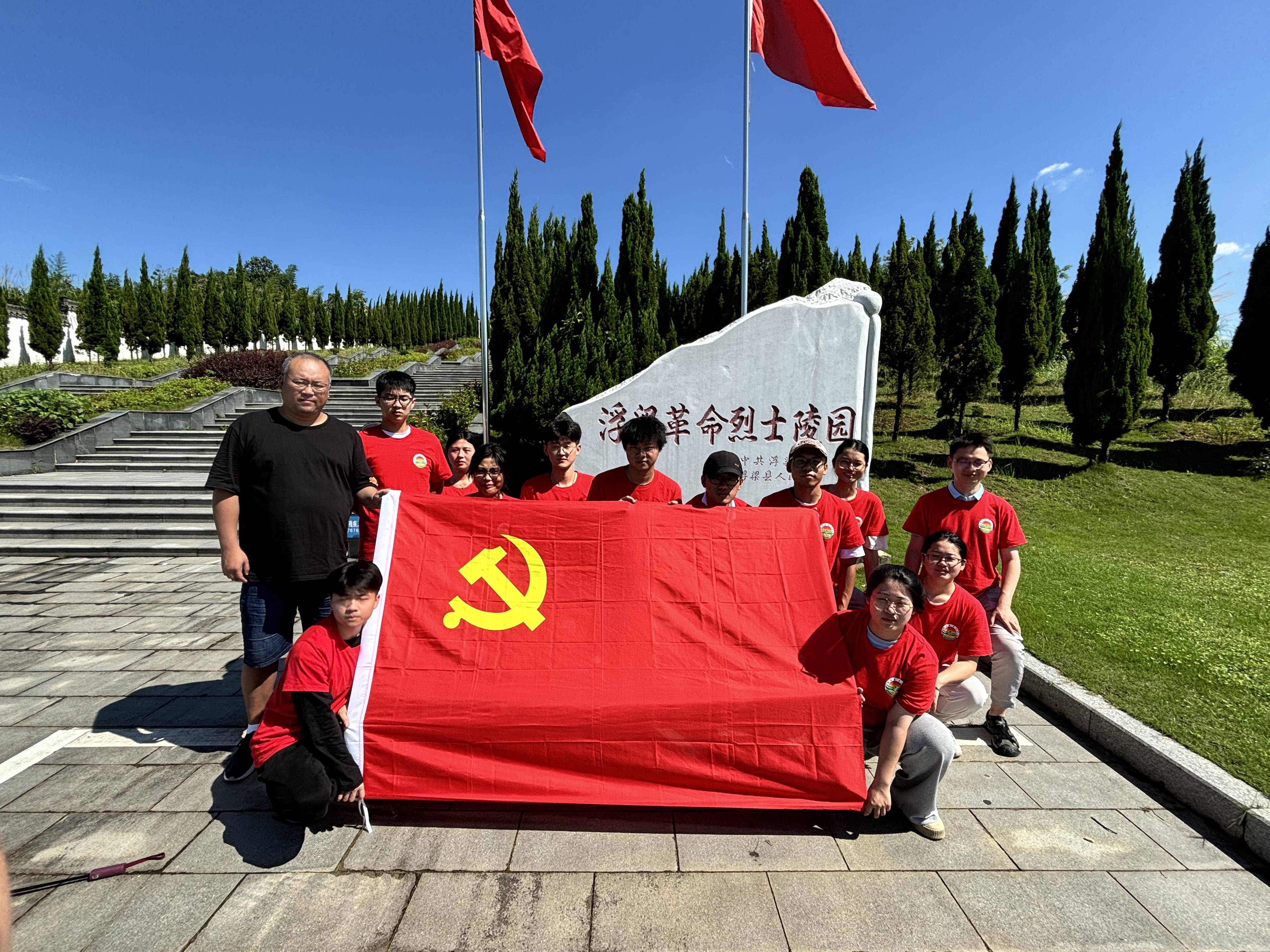 面对鲜红的党旗,队员们紧握右拳,郑重宣誓,铿锵有力的誓言在纪念碑前