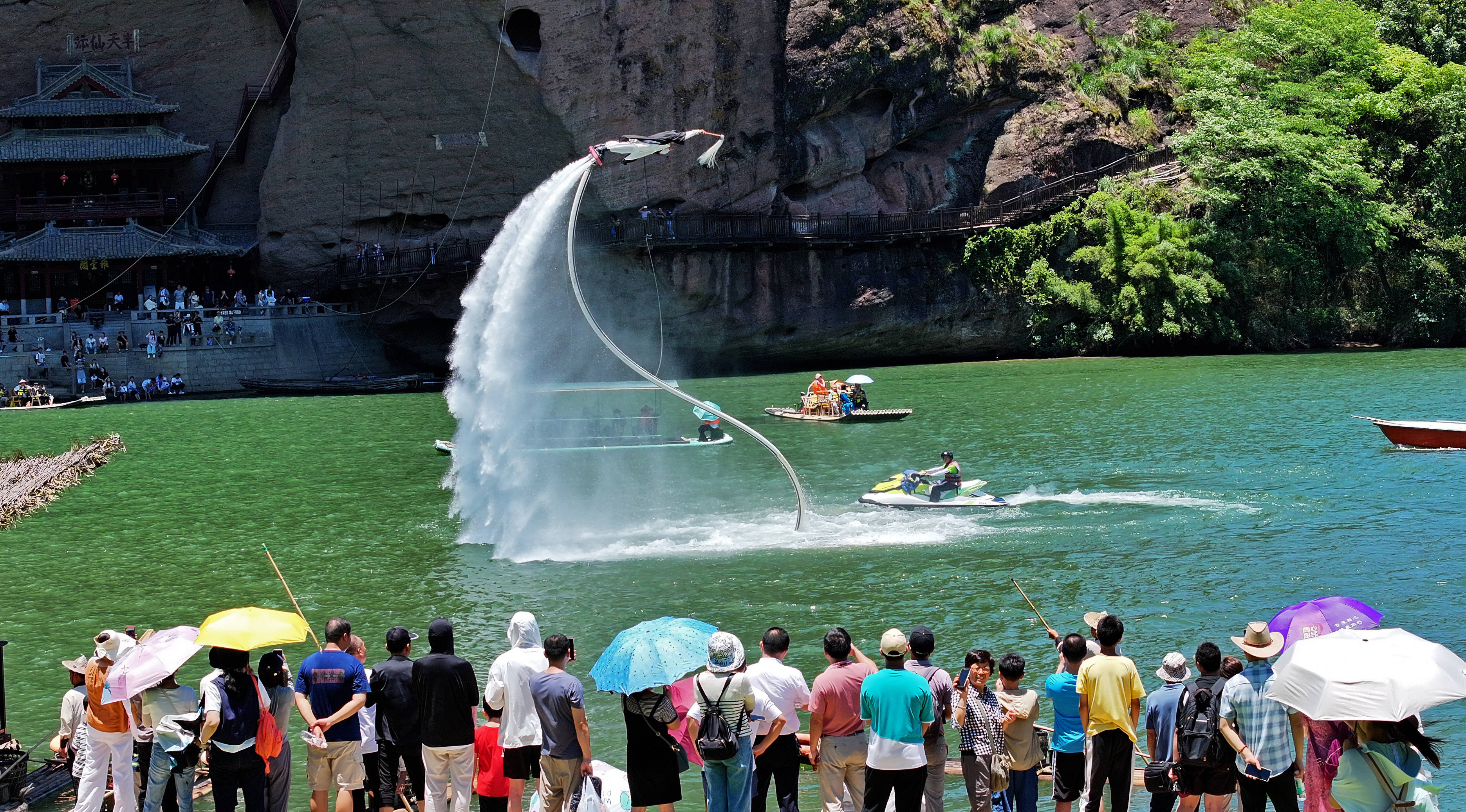 以山为魂 以水为媒 龙虎山夏季避暑好去处