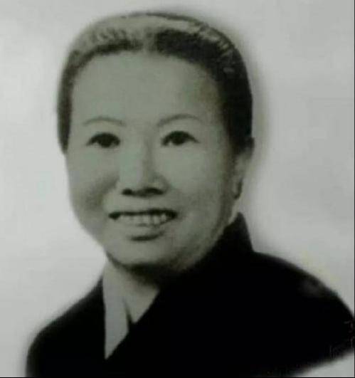 但是在1939年李德离开中国,两人再也没有见过,李丽莲后来在延安担任