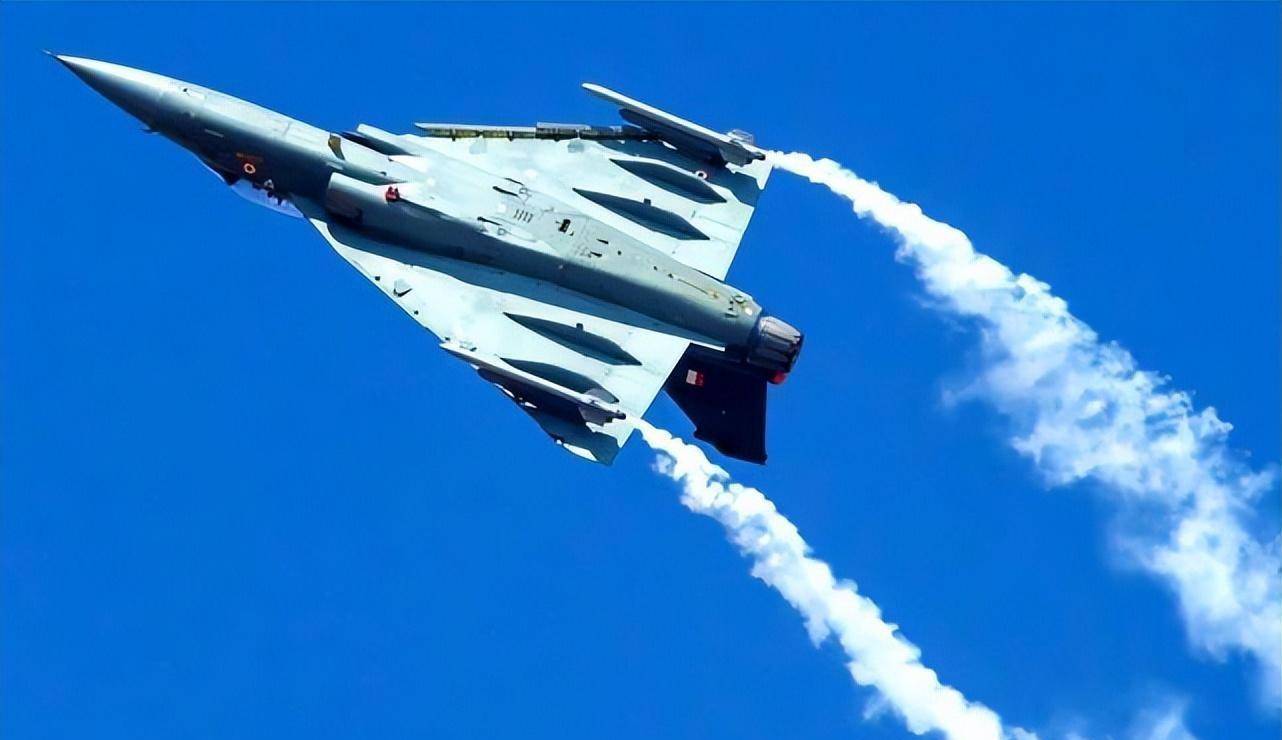原创            印度自研“光辉”战机陷困境：尺寸过小成性能瓶颈-印度光辉战斗机和歼10