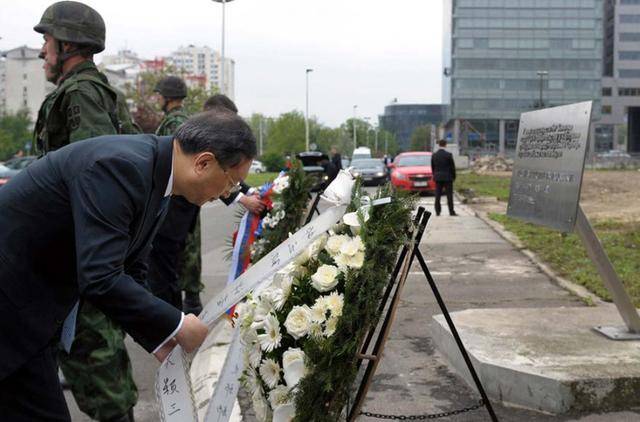 中国大使馆被炸,奥尔布莱特半夜起床道歉,看中国大使咋处理的?