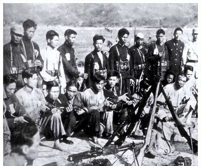 四野官兵登岛后,才发现两万多人都穿戴红军军装_琼崖纵队_衣服_冯白驹