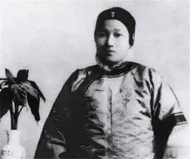 在第二年春天,王采玉为竺某生下了一个儿子.